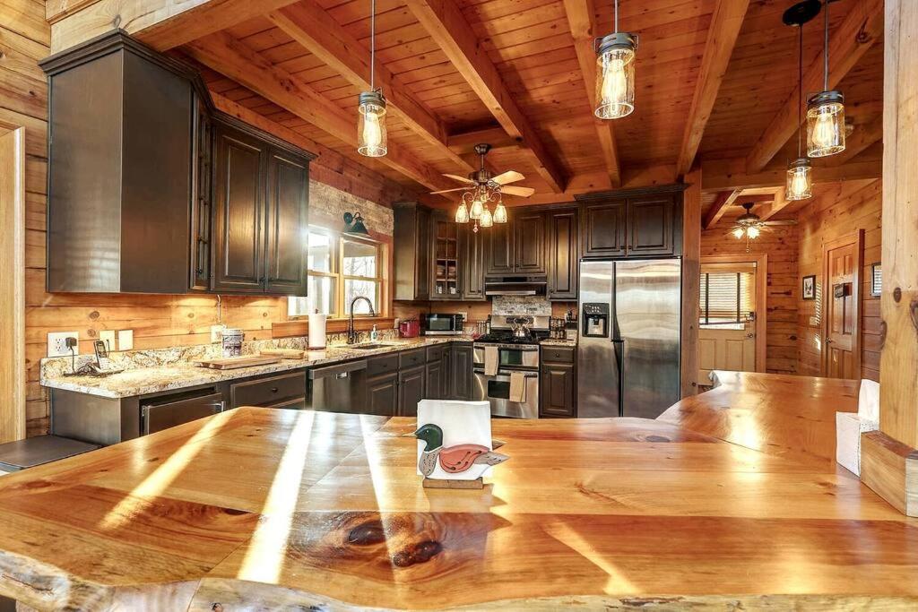 Blue Ridge Bliss- Spacious Cabin, Pets, Hot Tub! Exterior photo