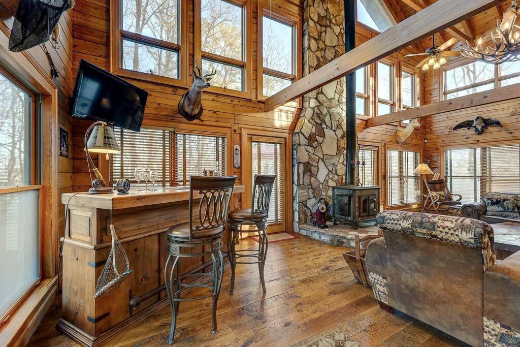 Blue Ridge Bliss- Spacious Cabin, Pets, Hot Tub! Exterior photo